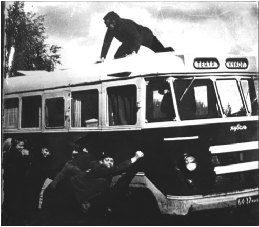 В 60-70-е артисты не только ездили на автобусе, но из-за отсутствия дорог, часто и толкали его.
