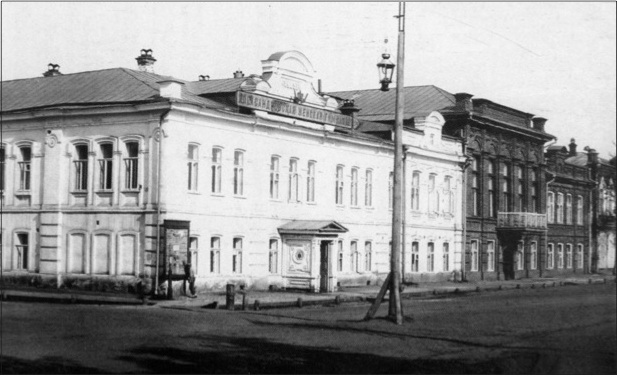 Здание на улице Куйбышева, 55, куда так стремился театр кукол, и где ему не довелось разместиться. Сегодня - магазин «Метрополис».